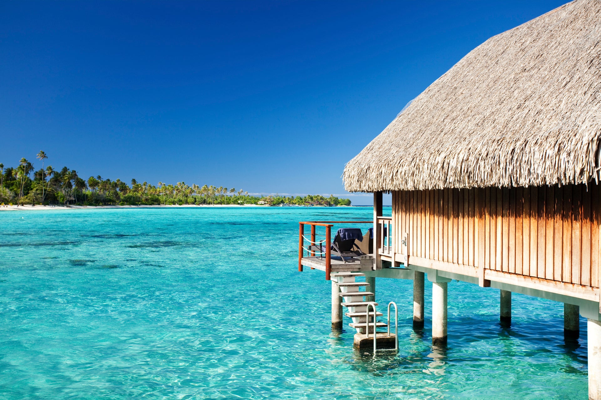 Cabine sur des eaux cristallines lors de vacances en bateau de location à Tahiti