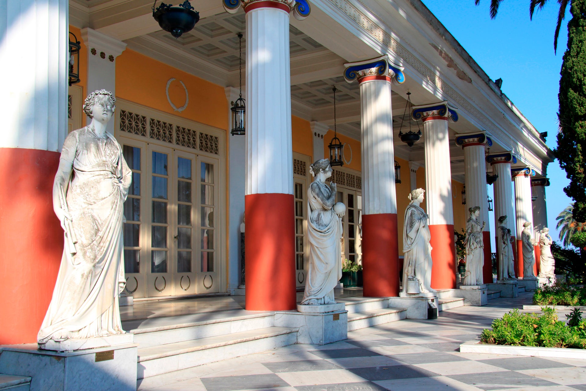 Statues et colonnes dans un musée grec