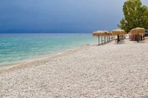 Bateau de location dans des eaux cristallines de plage en Grèce