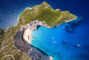 Penisola greca con mare, spiaggia e yacht charter