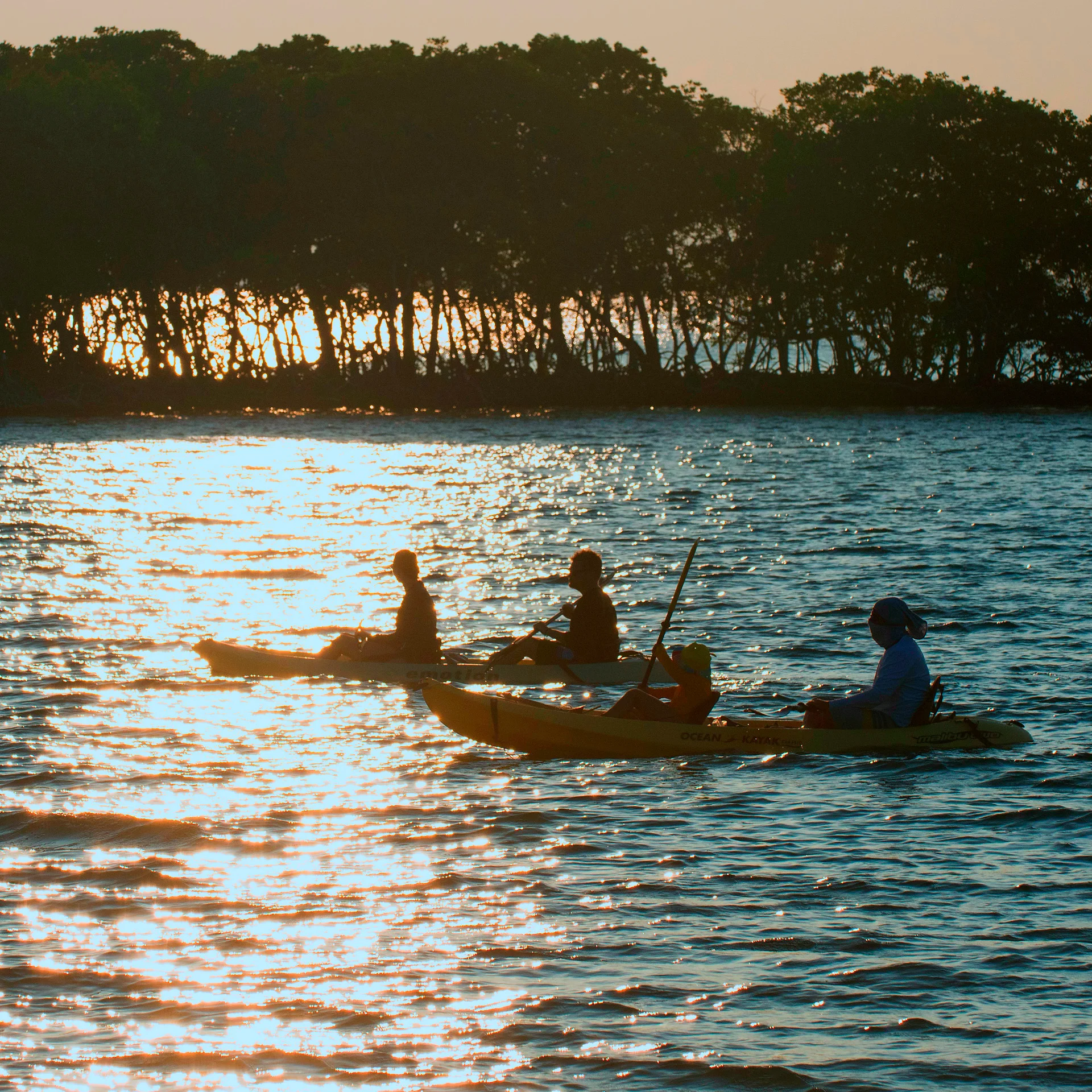 Paysage au Belize, deux canots au coucher du soleil