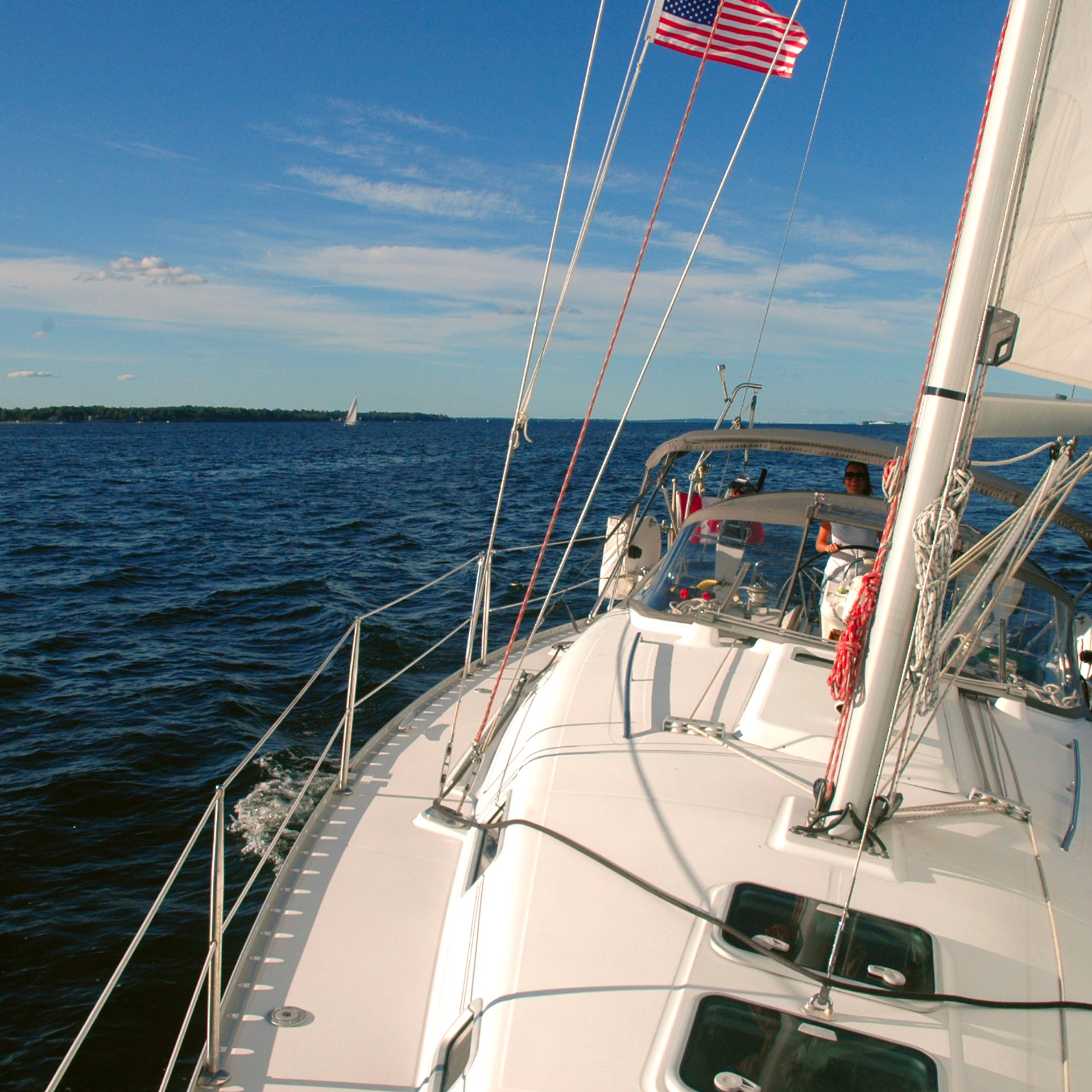 Dream Yacht Charter segelt auf blauem Wasser