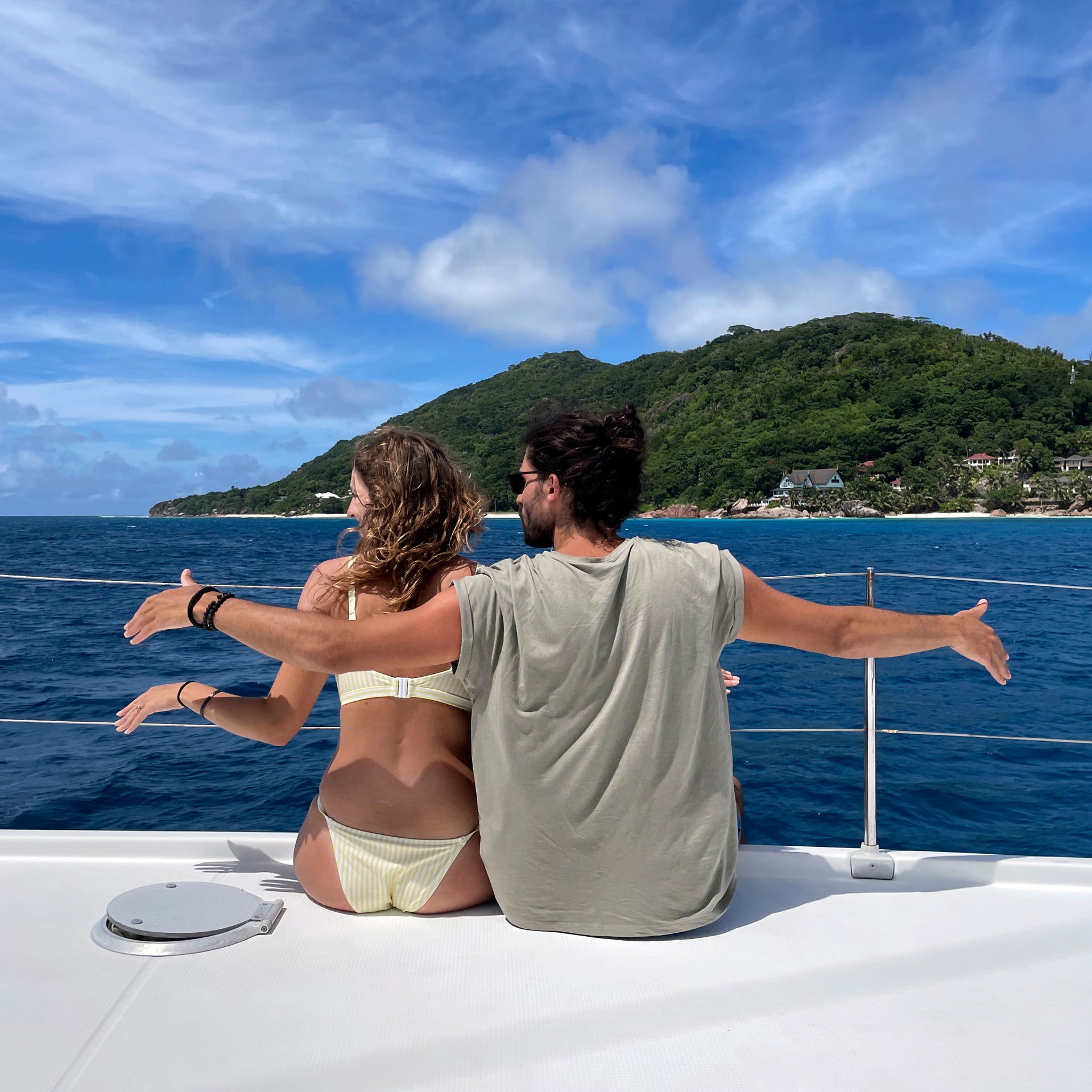 Pareja feliz a bordo de un yate de alquiler