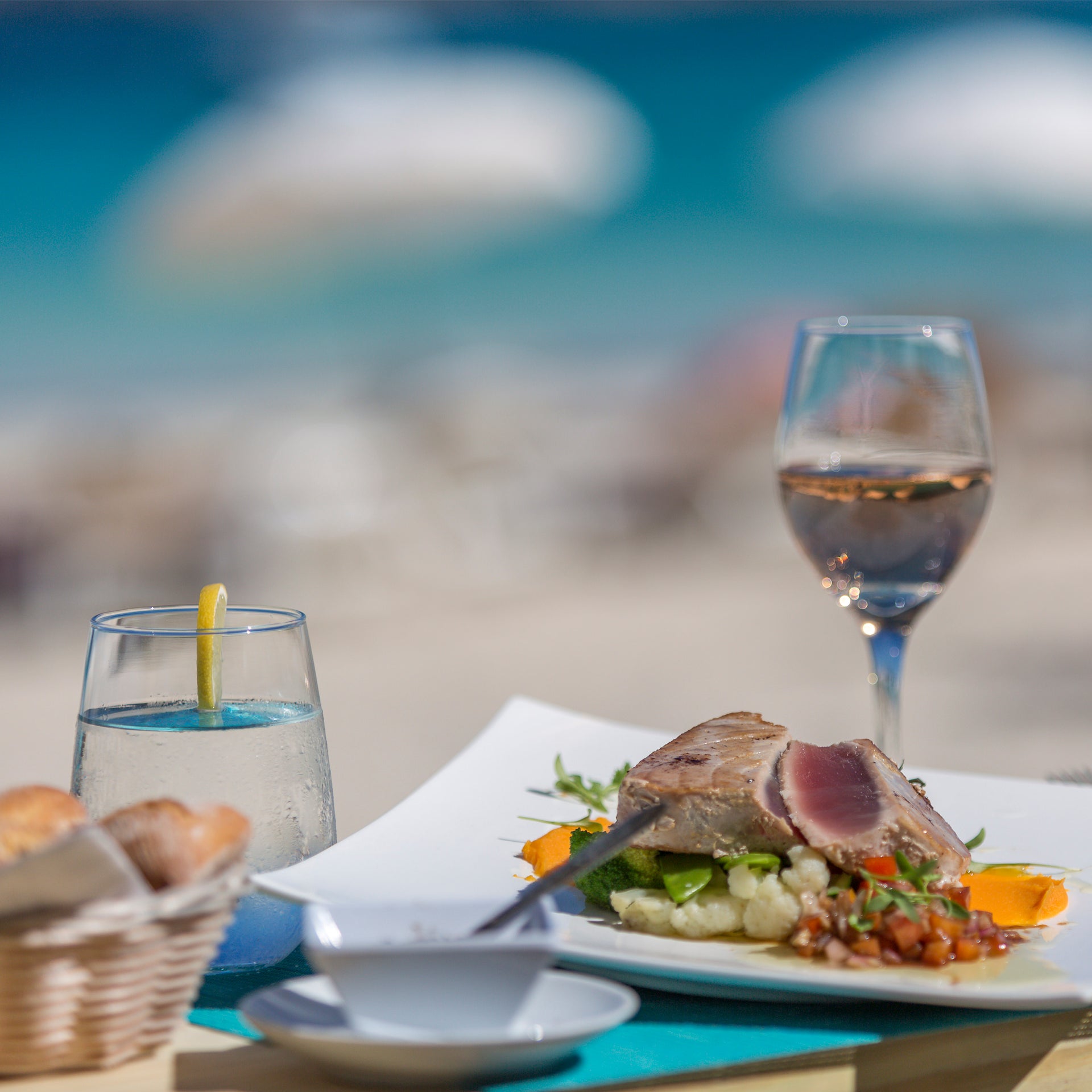 St&nbsp; Martin typische Mahlzeit für den Urlaub Fleisch und Getränke