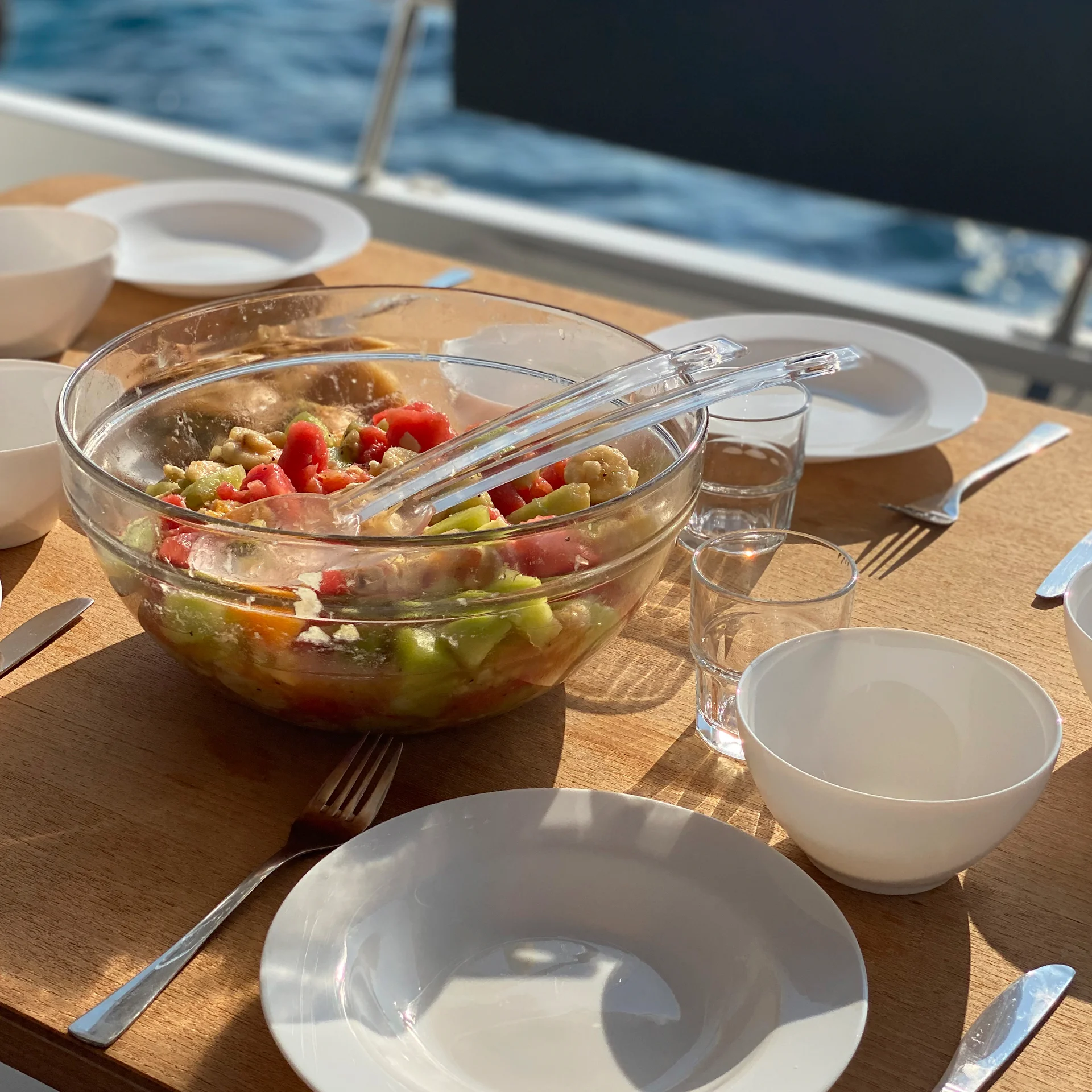 Repas méditerranéen dans un bateau de location