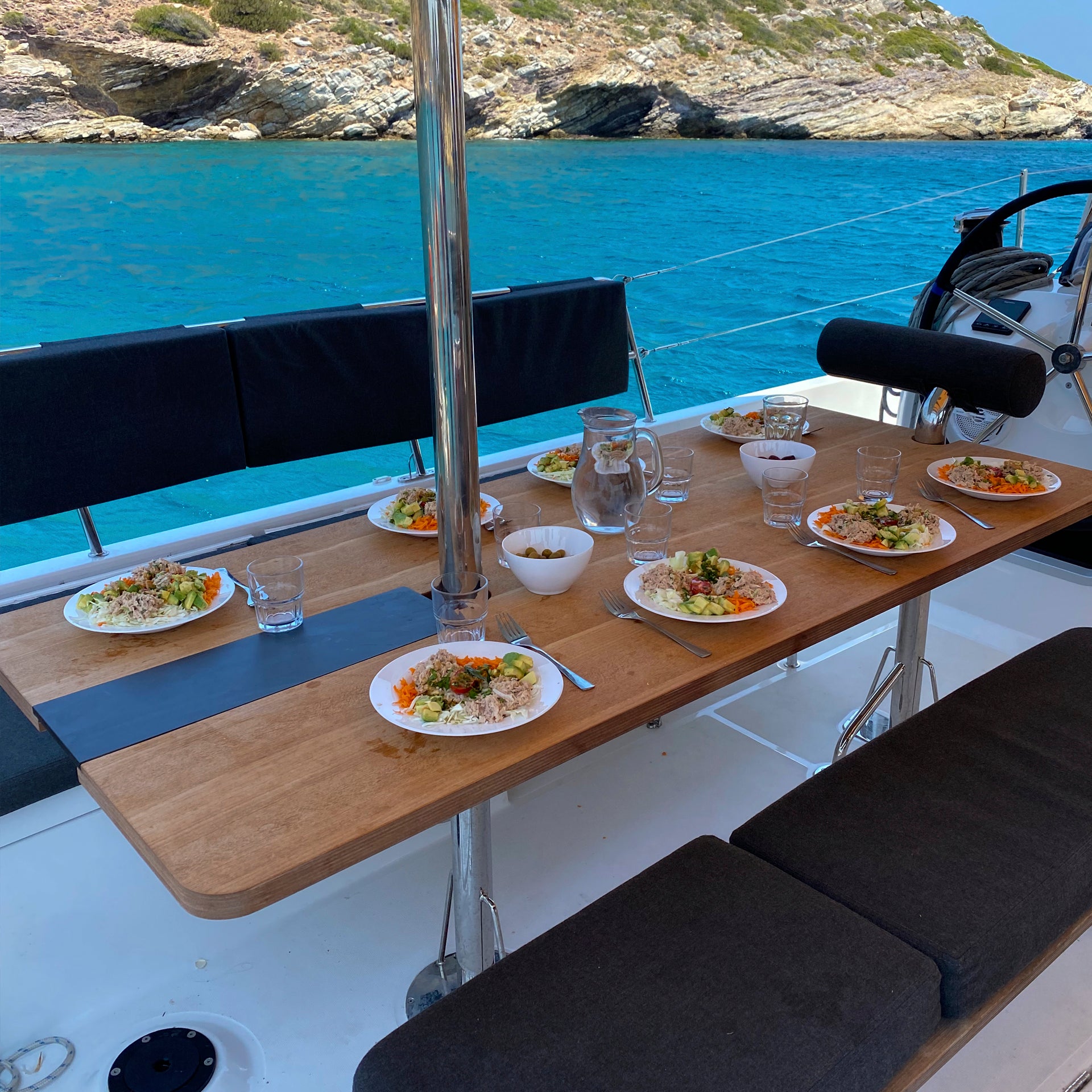 Repas préparé à bord d'une location de bateau