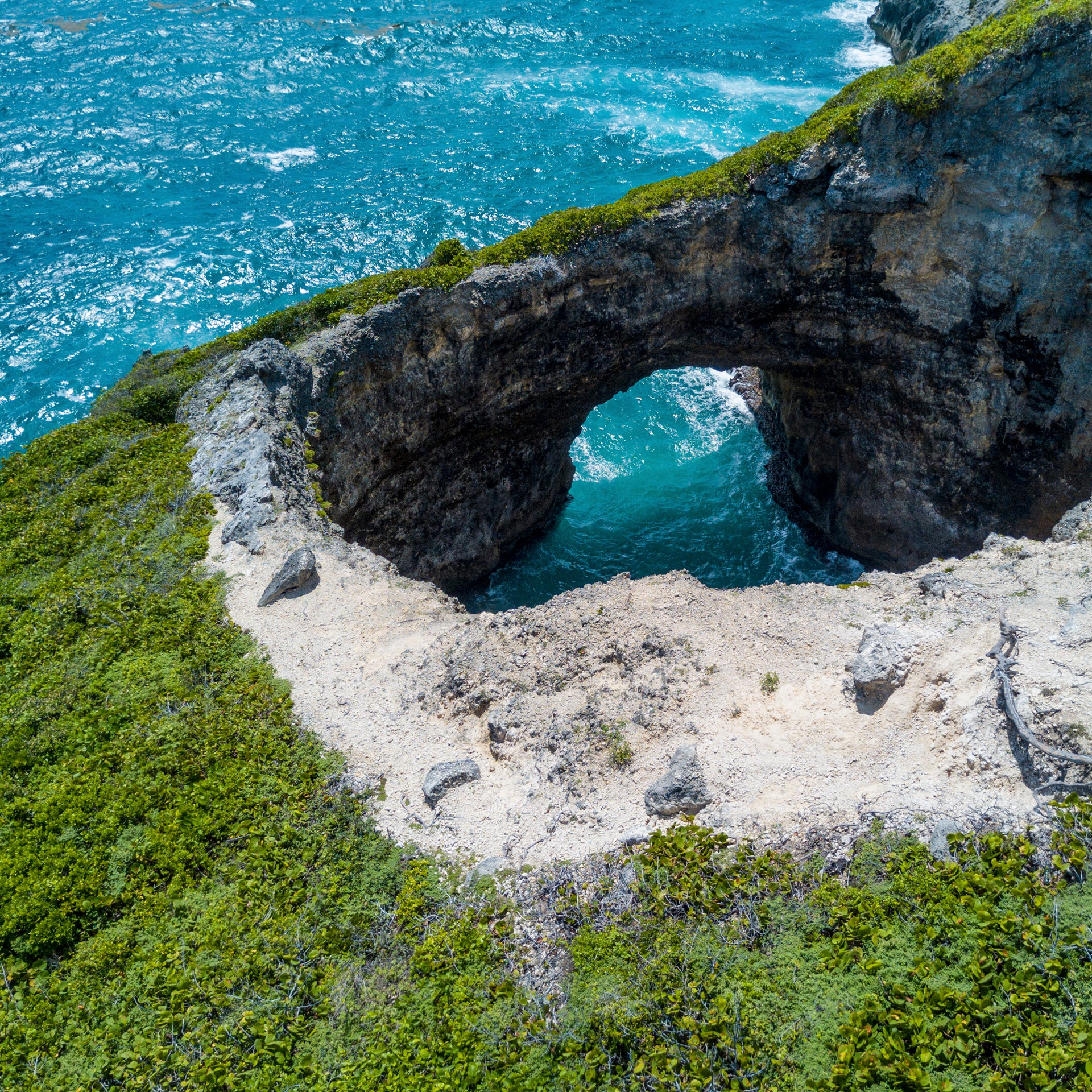 Puente de rocas en la costa de Guadalupe y el mar