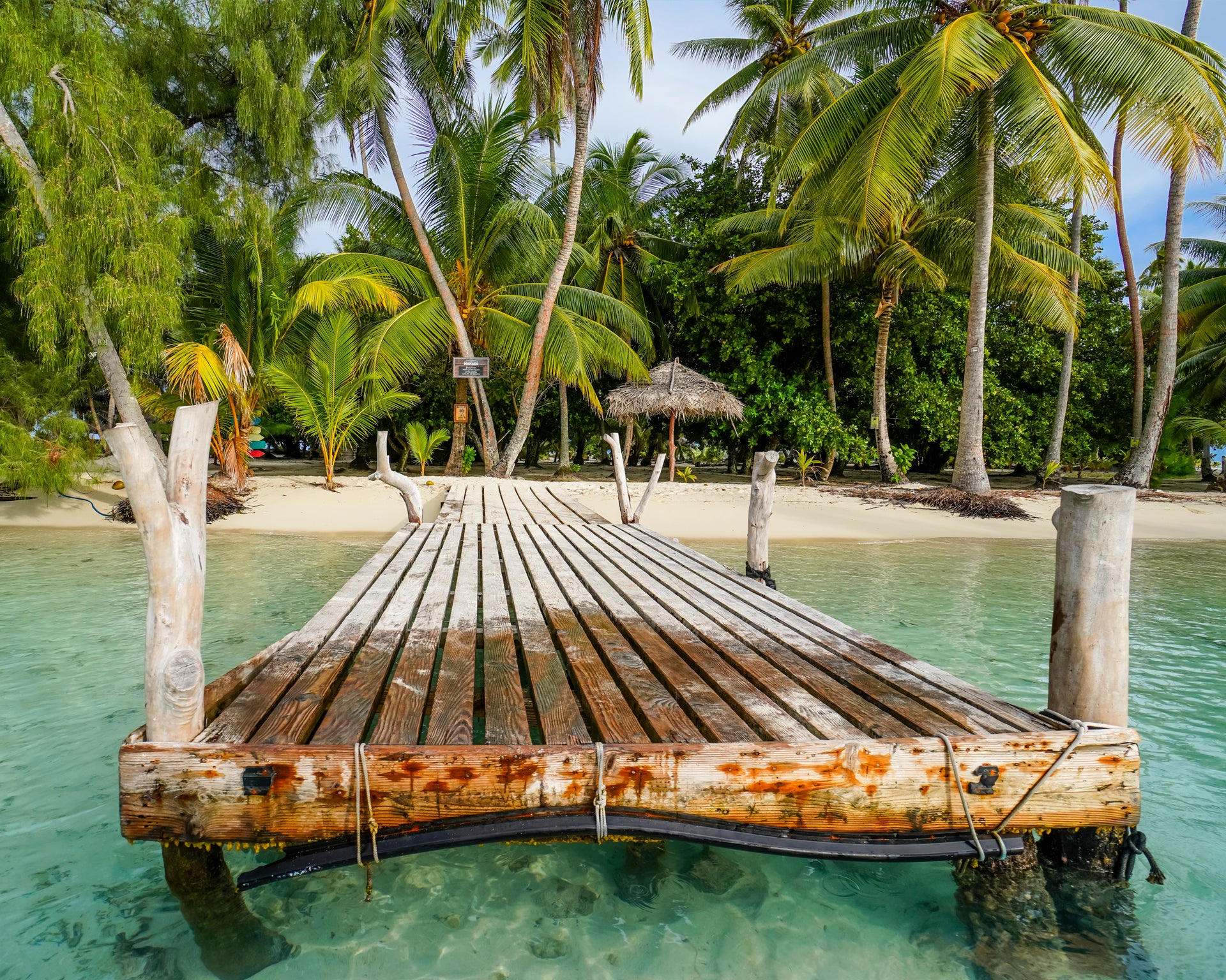 Muelle en una playa del mar Caribe perfecta para disfrutar de unas vacaciones