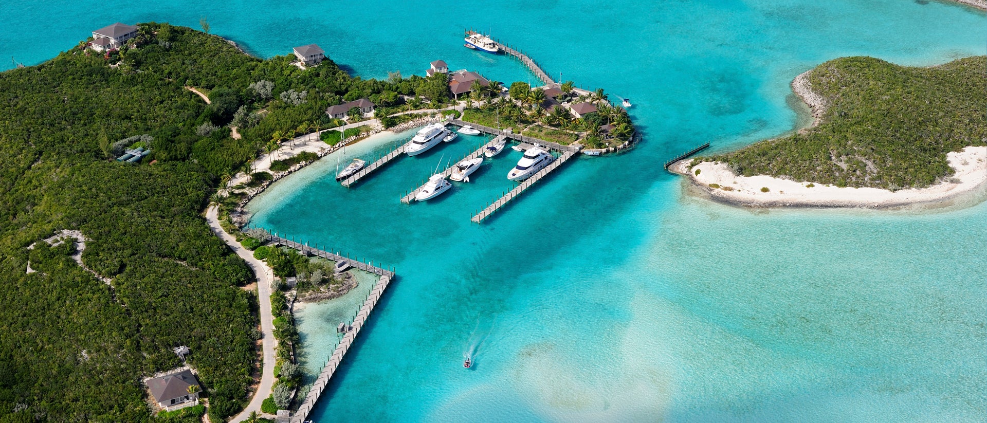 Costa y yate de alquiler en un puerto de Exuma