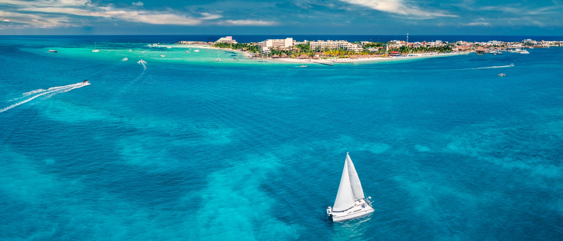 Catamaran de location voguant sur des eaux cristallines caribéennes