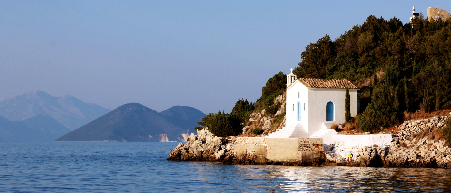 Pequeña iglesia griega en la costa de Corfú