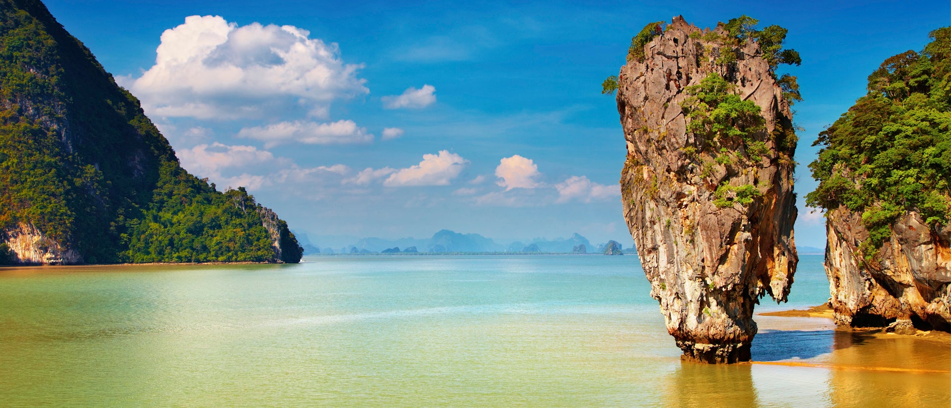 Paysage d'îles rocheuses dans des eaux cristallines en Asie du Sud-Est