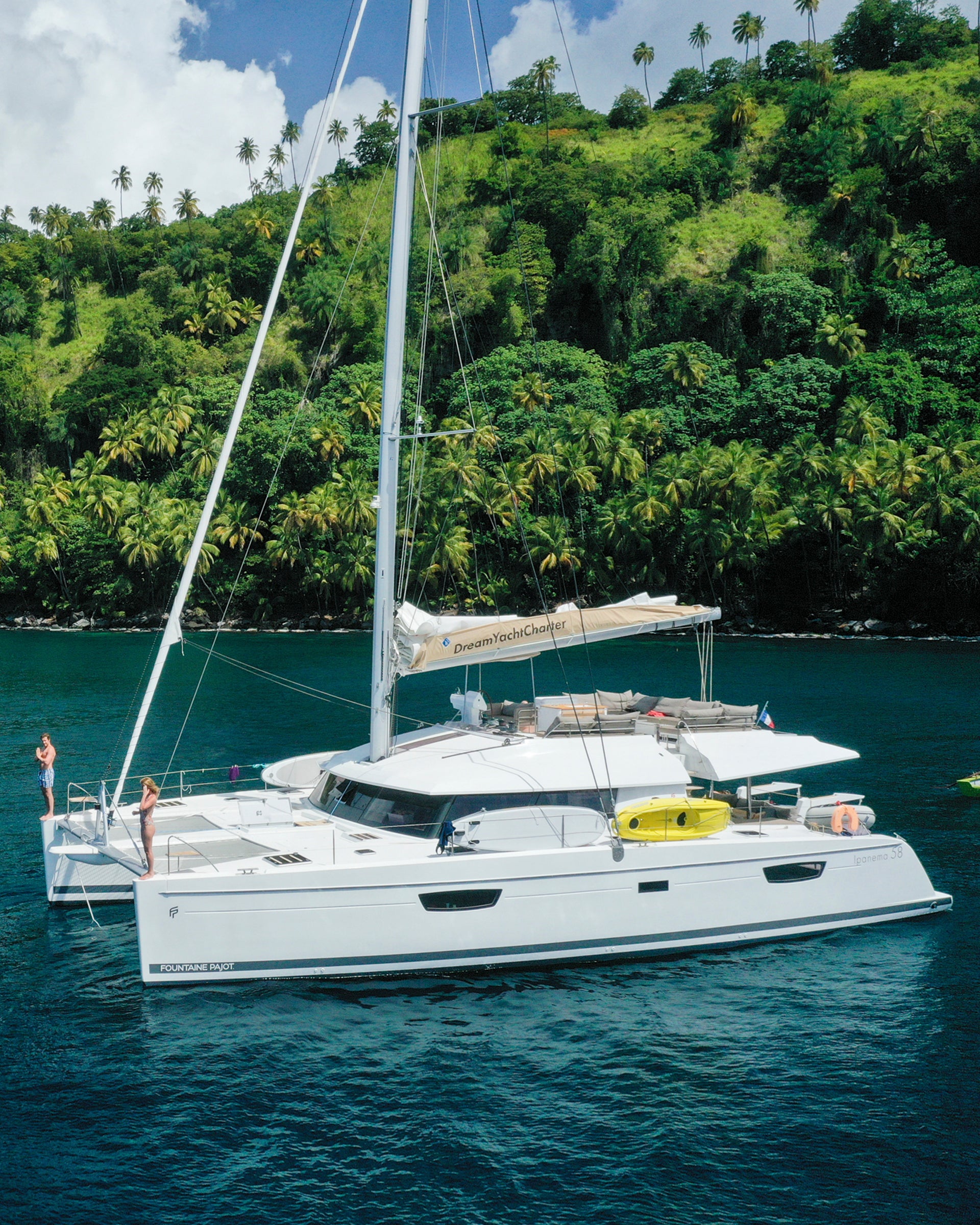 Beau bateau de location avec équipage Premium ancré au large d'une forêt tropicale