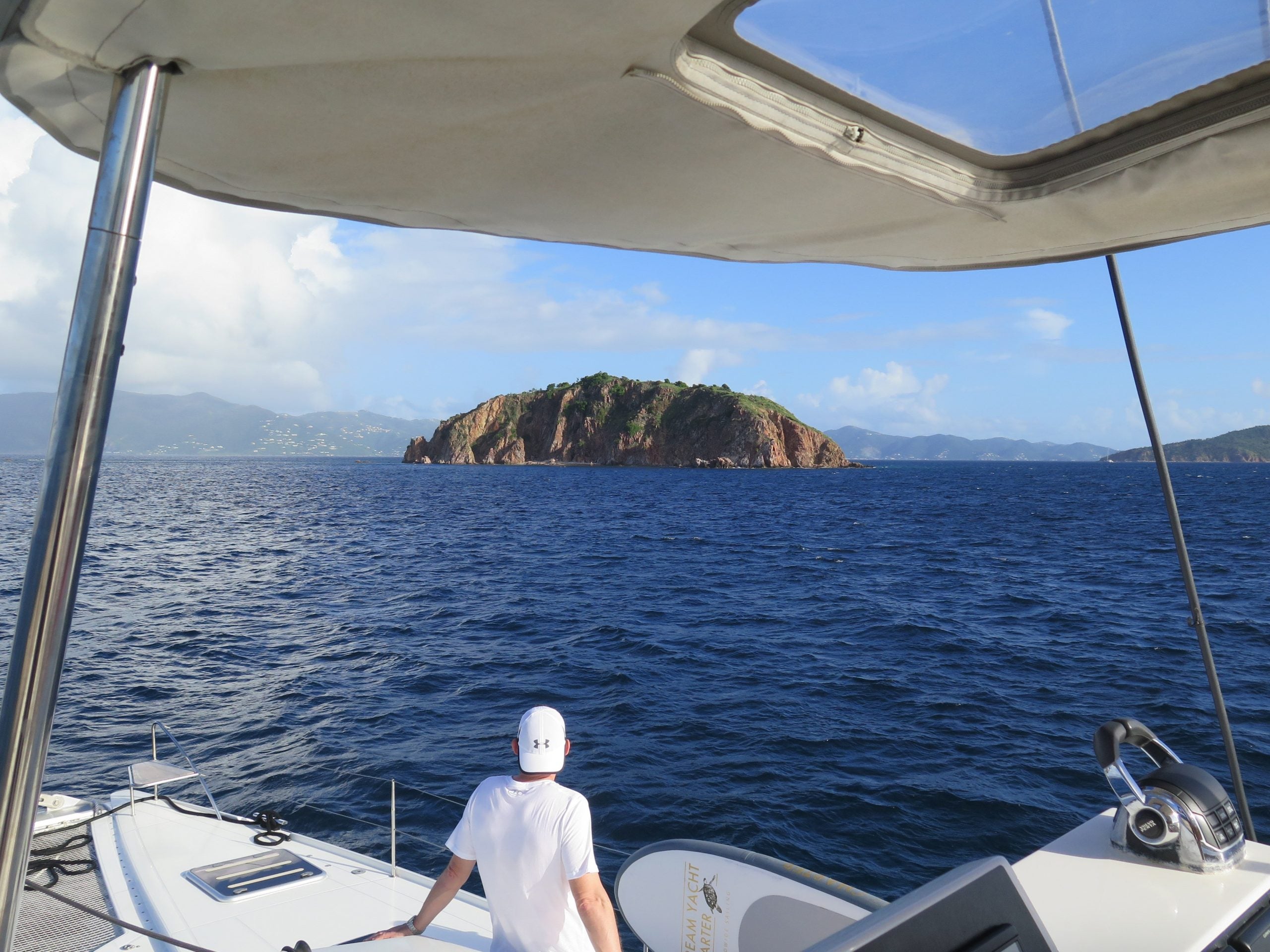 BVIs Insel und Mann segelt auf Yachtcharter