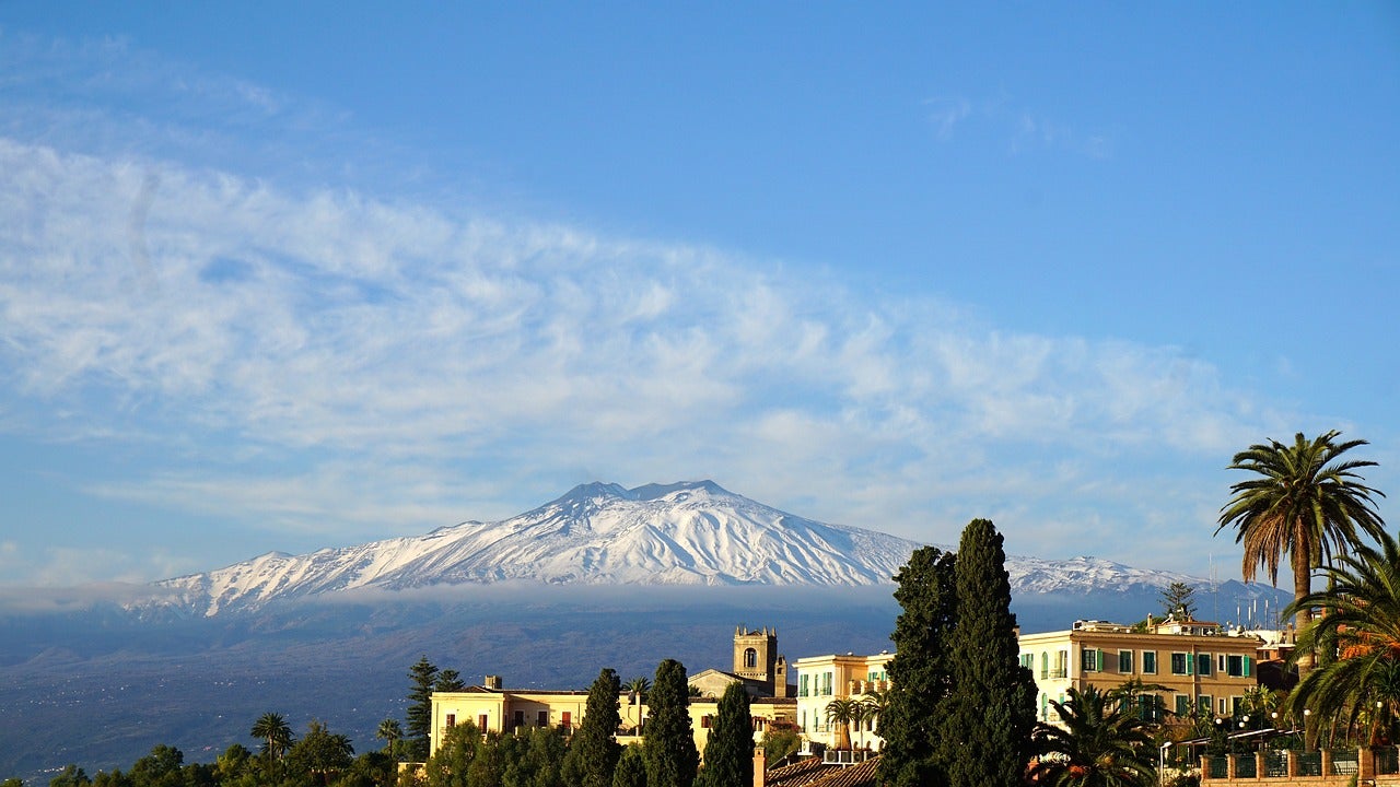 Quand et où partir en croisière en Méditerranée ? À chaque mois sa destination idéale-Dream Yacht Charter- Etna- Sicile