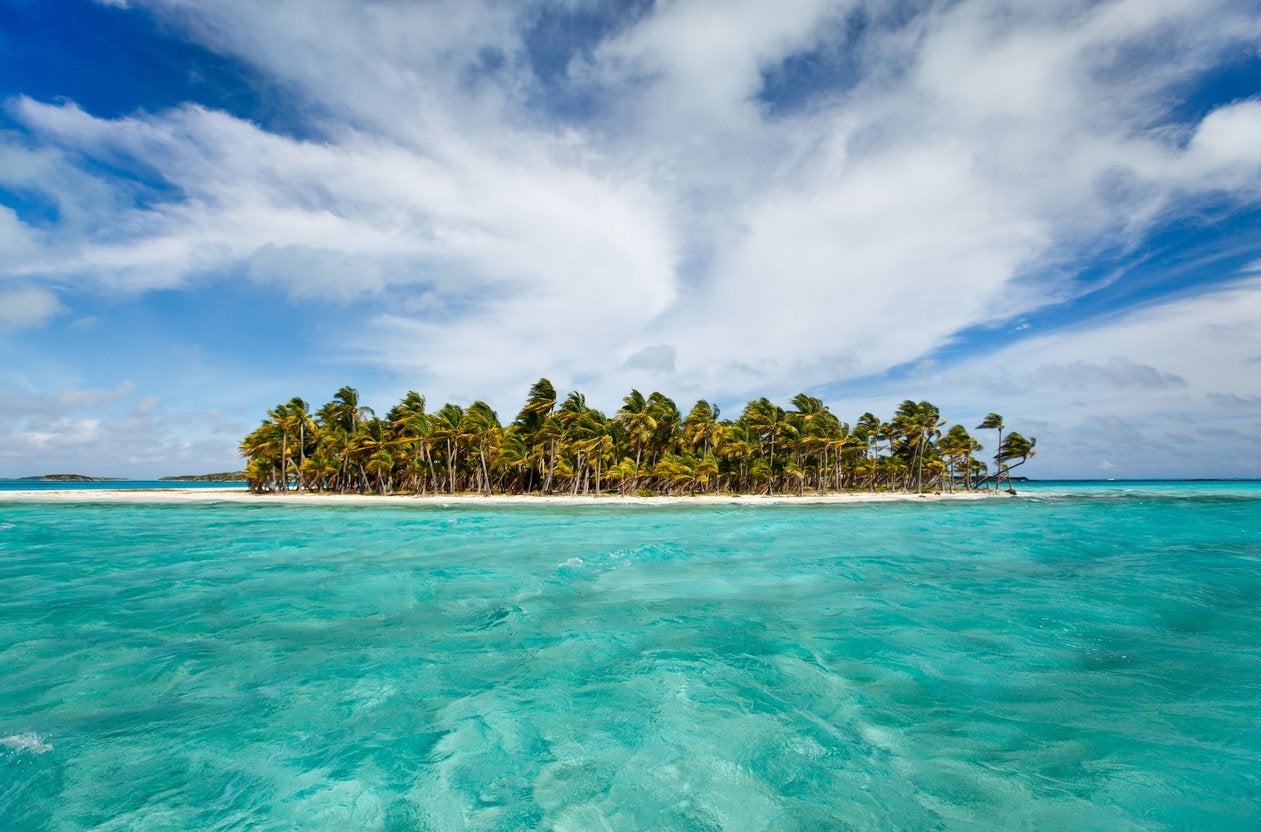 Ile tropicale idyllique et océan turquoise aux Bahamas