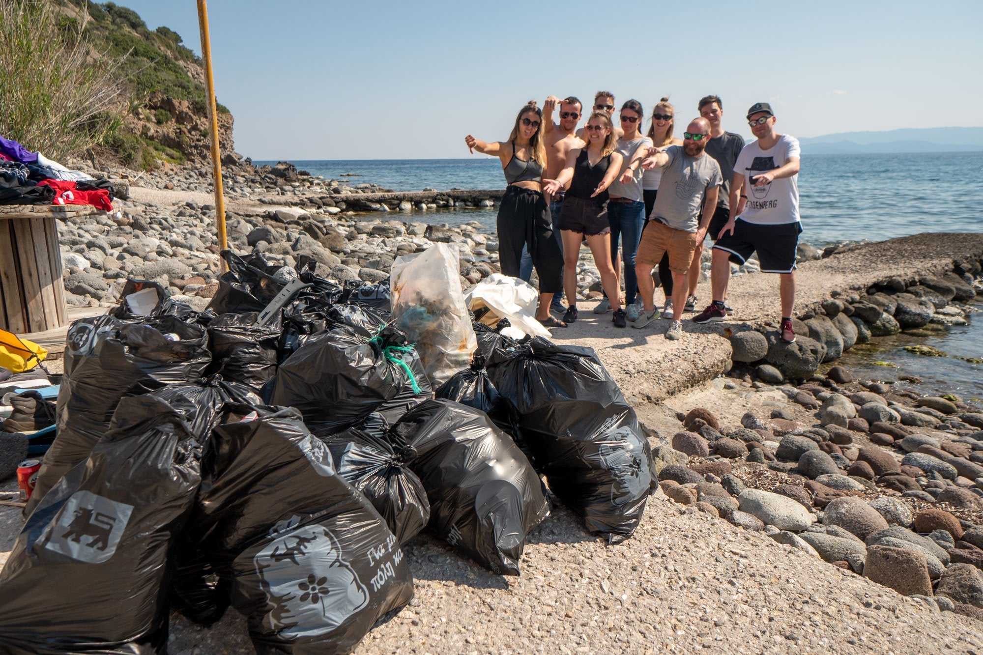 Nos actions pour soutenir les communautés locales - Dream Yacht Charter- nettoyage des plages