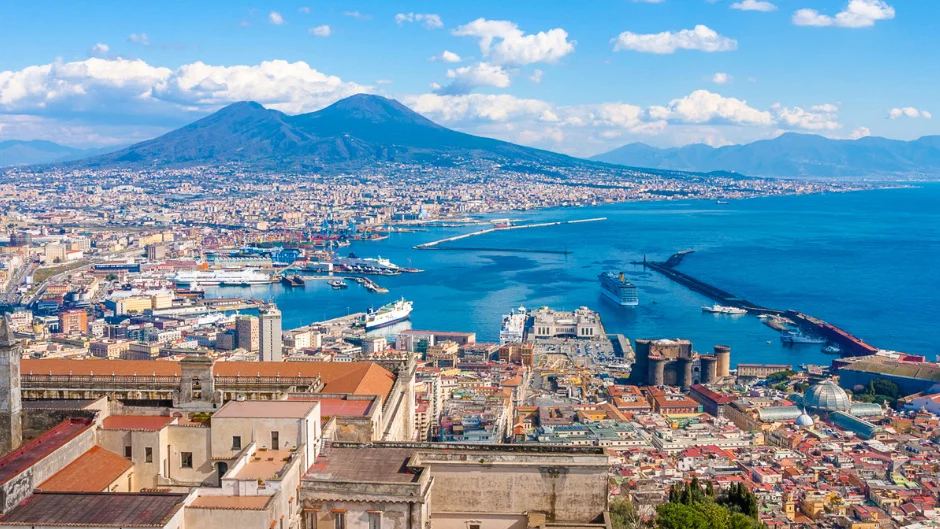  Vue sur le paysage marin de la ville de Naples d'une location de voile en Italie