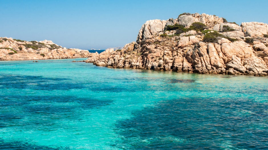 Sardaigne vue panoramique sur l'eau de la location de yacht en Italie