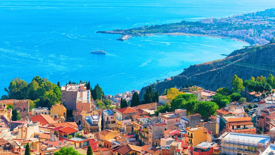 paysage marin de Sicile vue sur la ville de l'Italie location de yachts