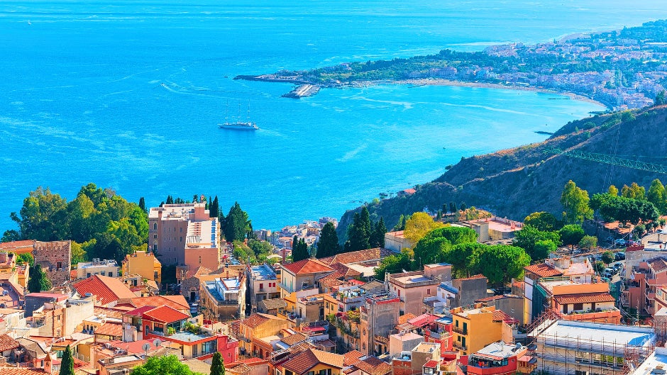 vista sul mare della sicilia vista della città del charter di yacht in italia